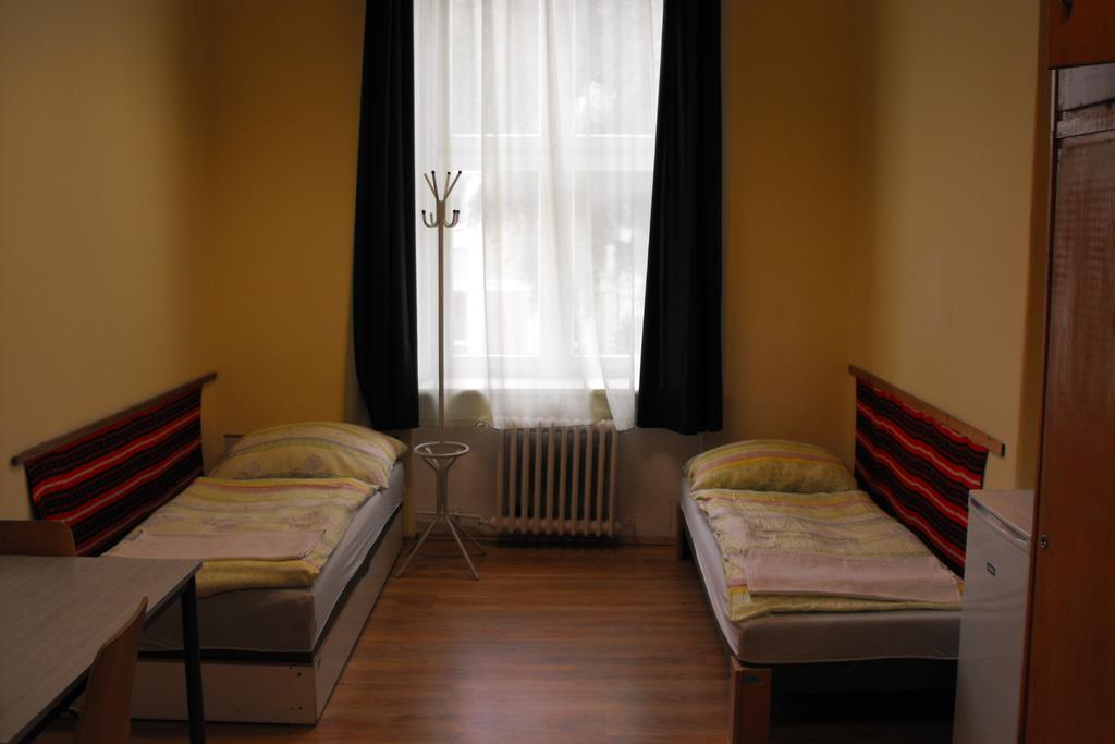 Mogyorodi Hostel Budapest Zimmer foto