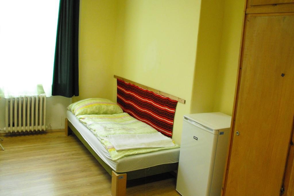 Mogyorodi Hostel Budapest Zimmer foto